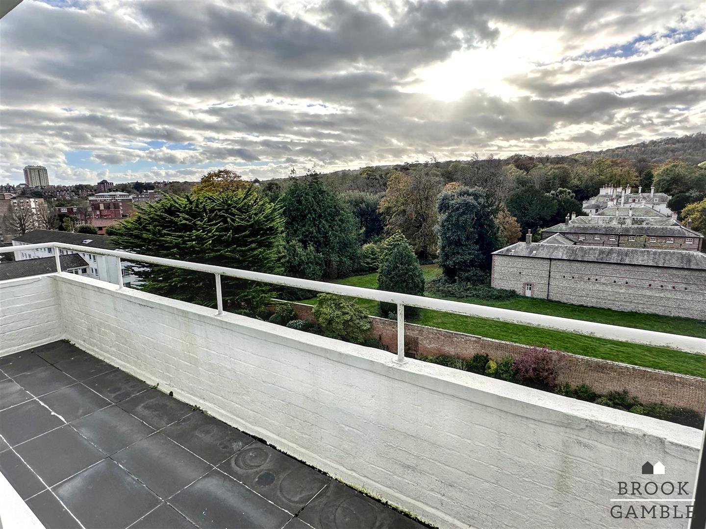 2 Bedroom Flat - Purpose Built. Compton Place Road in Eastbourne,  2